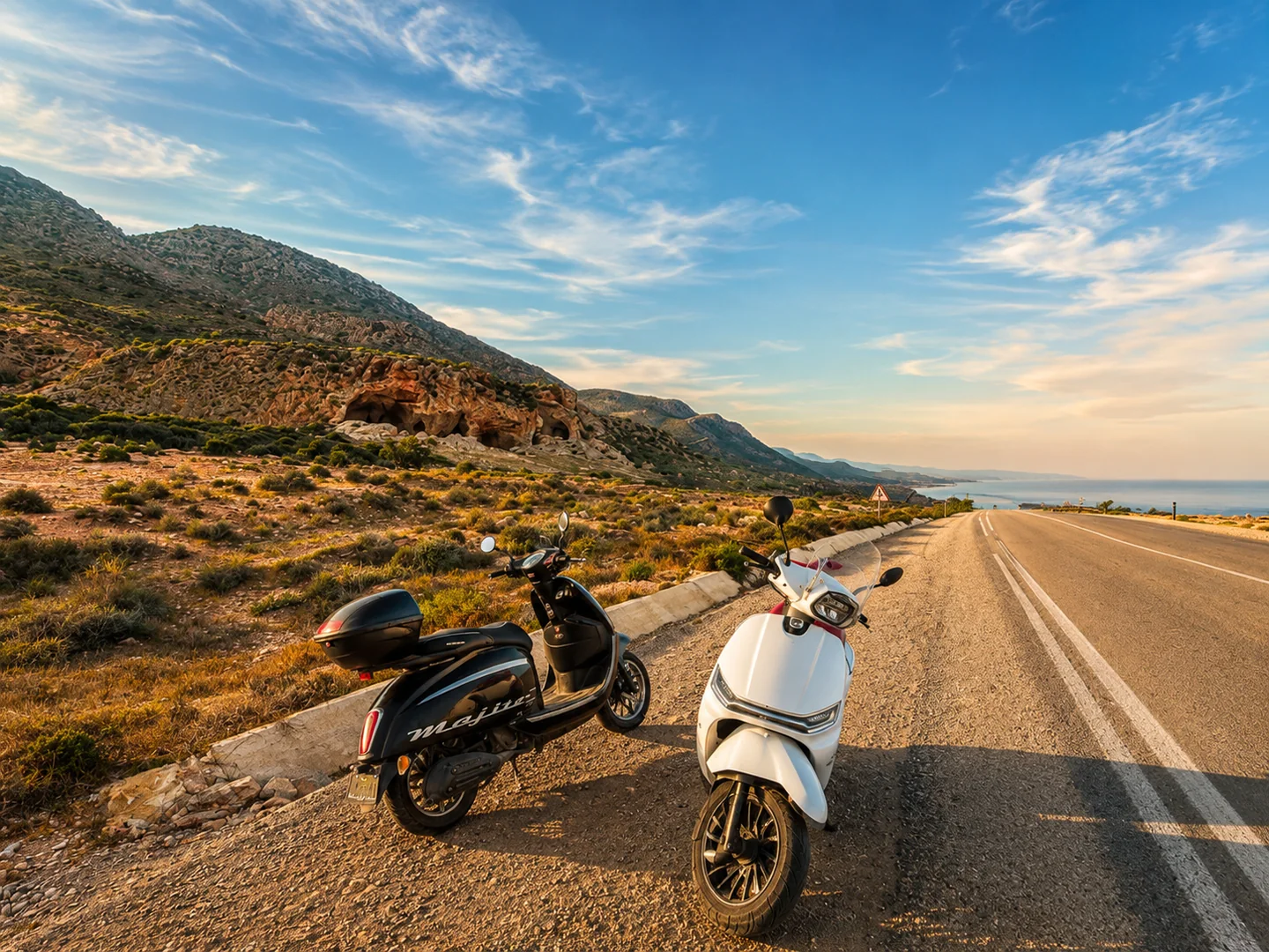 Deux scooters sur la route côtière près d’Imsouane